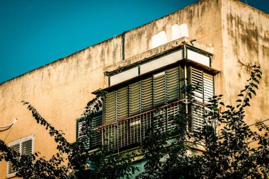 İsrail 'de Tel Aviv sokaklarındaki modern bir binanın dış görünüşü