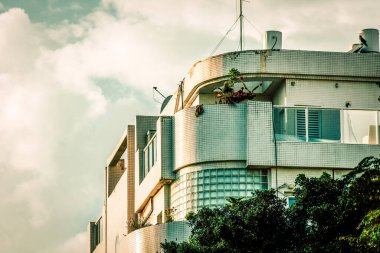 İsrail 'de Tel Aviv sokaklarındaki modern bir binanın dış görünüşü