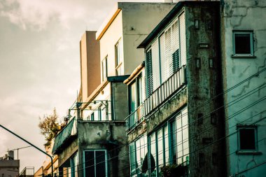 İsrail 'de Tel Aviv sokaklarındaki modern bir binanın dış görünüşü