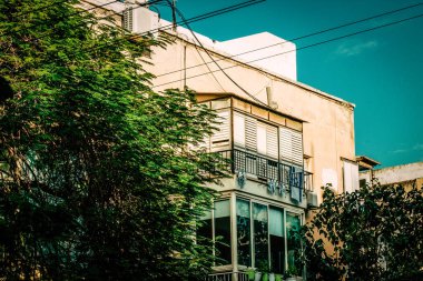 İsrail 'de Tel Aviv sokaklarındaki modern bir binanın dış görünüşü