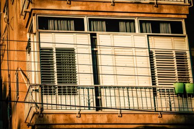 İsrail 'de Tel Aviv sokaklarındaki modern bir binanın dış görünüşü