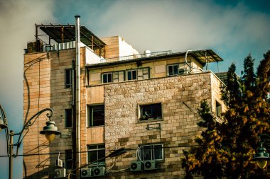 İsrail 'de Tel Aviv sokaklarındaki modern bir binanın dış görünüşü