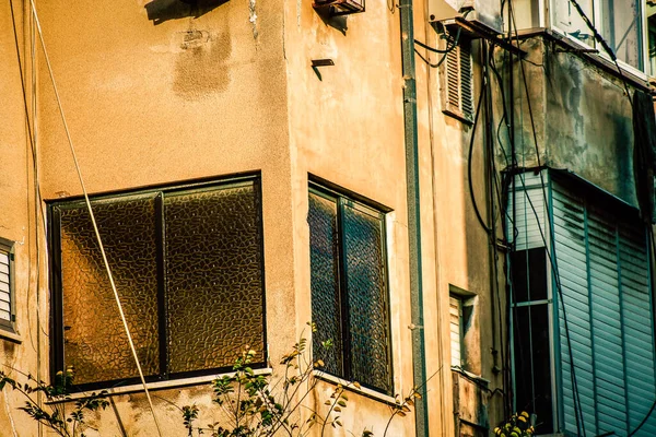 İsrail 'de Tel Aviv sokaklarındaki modern bir binanın dış görünüşü