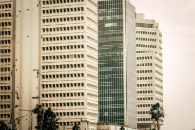 İsrail 'de Tel Aviv sokaklarındaki modern bir binanın dış görünüşü