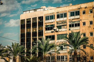 İsrail 'de Tel Aviv sokaklarındaki modern bir binanın dış görünüşü