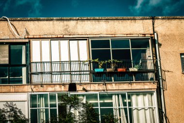 İsrail 'de Tel Aviv sokaklarındaki modern bir binanın dış görünüşü