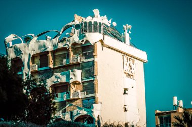 İsrail 'de Tel Aviv sokaklarındaki modern bir binanın dış görünüşü