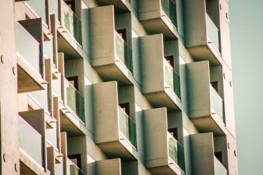 İsrail 'de Tel Aviv sokaklarındaki modern bir binanın dış görünüşü