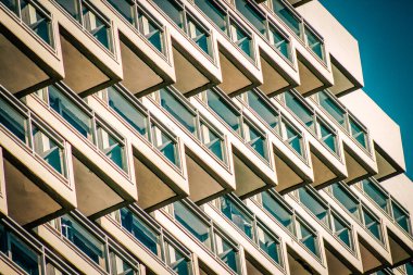 İsrail 'de Tel Aviv sokaklarındaki modern bir binanın dış görünüşü