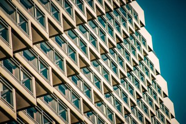 İsrail 'de Tel Aviv sokaklarındaki modern bir binanın dış görünüşü
