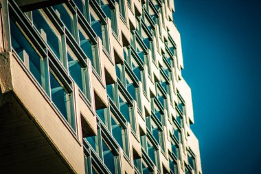 İsrail 'de Tel Aviv sokaklarındaki modern bir binanın dış görünüşü