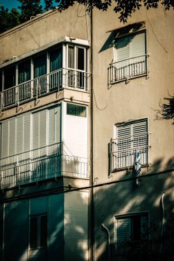 İsrail 'de Tel Aviv sokaklarındaki modern bir binanın dış görünüşü