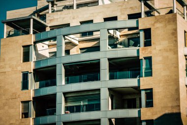 İsrail 'de Tel Aviv sokaklarındaki modern bir binanın dış görünüşü
