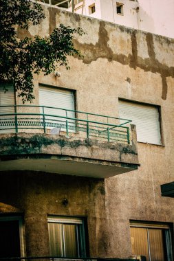 İsrail 'de Tel Aviv sokaklarındaki modern bir binanın dış görünüşü