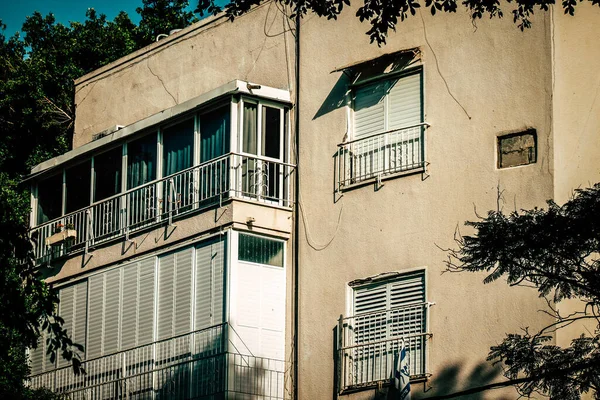 以色列特拉维夫街道上一座现代化建筑的立面视图 — 图库照片