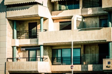 İsrail 'de Tel Aviv sokaklarındaki modern bir binanın dış görünüşü