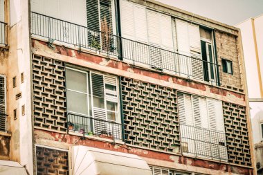 İsrail 'de Tel Aviv sokaklarındaki modern bir binanın dış görünüşü