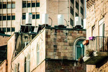 İsrail 'de Tel Aviv sokaklarındaki modern bir binanın dış görünüşü