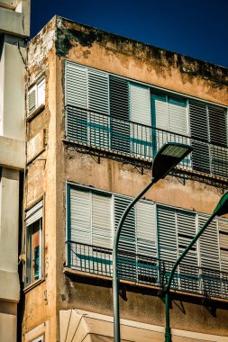 İsrail 'de Tel Aviv sokaklarındaki modern bir binanın dış görünüşü