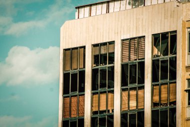 İsrail 'de Tel Aviv sokaklarındaki modern bir binanın dış görünüşü