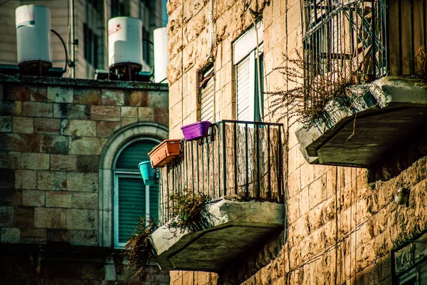イスラエルのテルアビブの通りにある近代的な建物のファサードの眺め — ストック写真