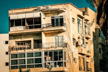 İsrail 'de Tel Aviv sokaklarındaki modern bir binanın dış görünüşü