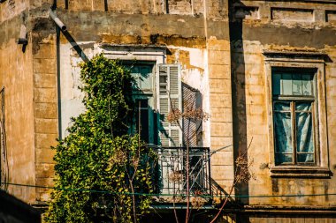 İsrail 'de Tel Aviv sokaklarındaki modern bir binanın dış görünüşü