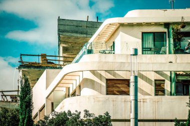 İsrail 'de Tel Aviv sokaklarındaki modern bir binanın dış görünüşü