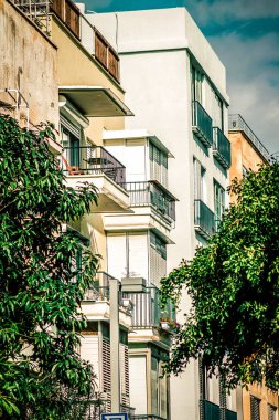 İsrail 'de Tel Aviv sokaklarındaki modern bir binanın dış görünüşü