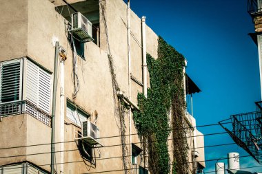 İsrail 'de Tel Aviv sokaklarındaki modern bir binanın dış görünüşü