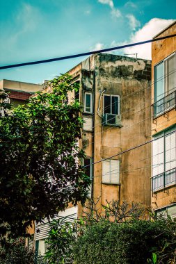 İsrail 'de Tel Aviv sokaklarındaki modern bir binanın dış görünüşü
