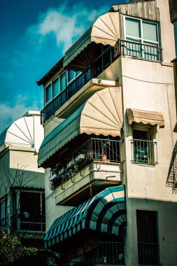 İsrail 'de Tel Aviv sokaklarındaki modern bir binanın dış görünüşü