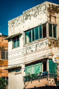 İsrail 'de Tel Aviv sokaklarındaki modern bir binanın dış görünüşü