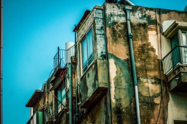 İsrail 'de Tel Aviv sokaklarındaki modern bir binanın dış görünüşü