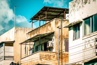 İsrail 'de Tel Aviv sokaklarındaki modern bir binanın dış görünüşü