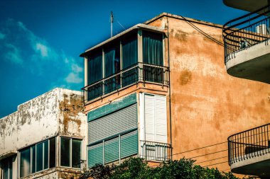 İsrail 'de Tel Aviv sokaklarındaki modern bir binanın dış görünüşü