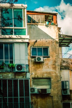 İsrail 'de Tel Aviv sokaklarındaki modern bir binanın dış görünüşü