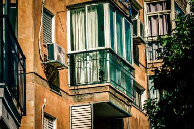 İsrail 'de Tel Aviv sokaklarındaki modern bir binanın dış görünüşü