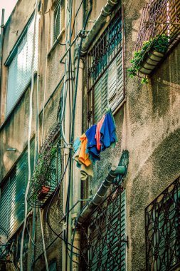 İsrail 'de Tel Aviv sokaklarındaki modern bir binanın dış görünüşü