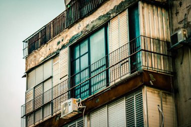 İsrail 'de Tel Aviv sokaklarındaki modern bir binanın dış görünüşü