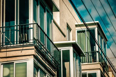İsrail 'de Tel Aviv sokaklarındaki modern bir binanın dış görünüşü