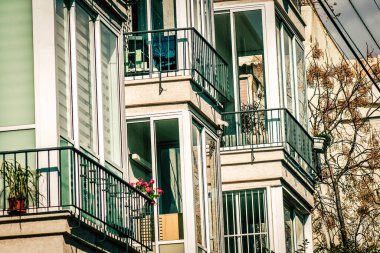 İsrail 'de Tel Aviv sokaklarındaki modern bir binanın dış görünüşü