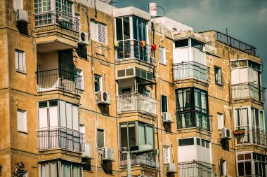 İsrail 'de Tel Aviv sokaklarındaki modern bir binanın dış görünüşü