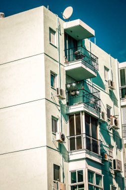 İsrail 'de Tel Aviv sokaklarındaki modern bir binanın dış görünüşü