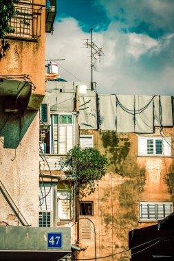 İsrail 'de Tel Aviv sokaklarındaki modern bir binanın dış görünüşü