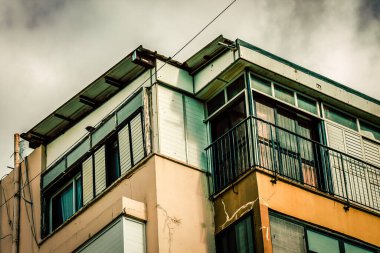 İsrail 'de Tel Aviv sokaklarındaki modern bir binanın dış görünüşü