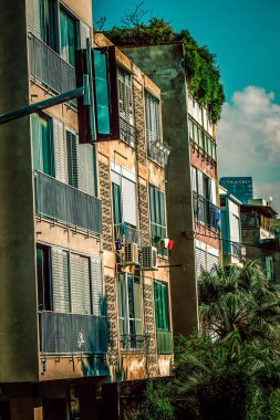 İsrail 'de Tel Aviv sokaklarındaki modern bir binanın dış görünüşü