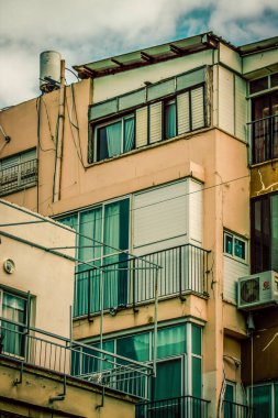 İsrail 'de Tel Aviv sokaklarındaki modern bir binanın dış görünüşü