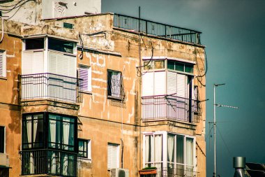 İsrail 'de Tel Aviv sokaklarındaki modern bir binanın dış görünüşü