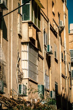 İsrail 'de Tel Aviv sokaklarındaki modern bir binanın dış görünüşü